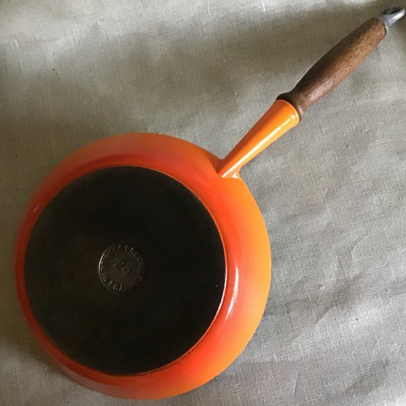 Le Creuset 24 Flame Enameled Cast Iron Frying Pan / Skillet Wood Handle - Picture 6 of 10